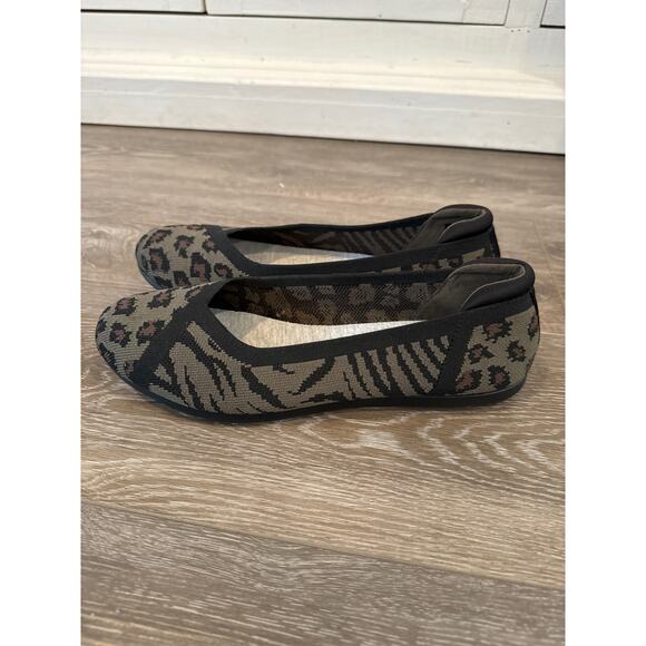 Clarks Cloudsteppers Womens Slip On Loafers Dark Olive Cheetah Print Size 9M - Picture 3 of 5